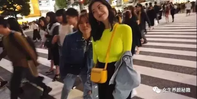 與張繼科分手後,景甜現身日本街頭遭偷拍,早秋裝扮暴露完美身材!