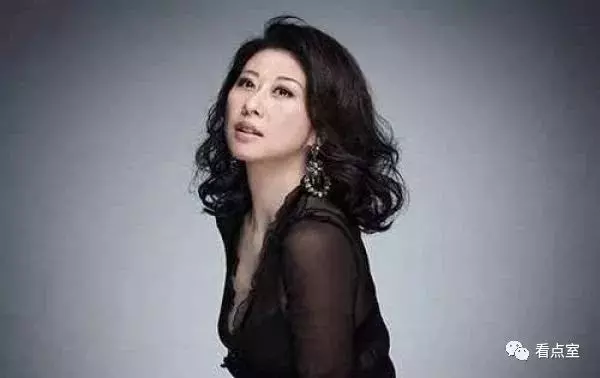 57歲葉倩文開唱,皮膚鬆弛身材走樣認不出,暴露衣服更是嚇壞觀眾!