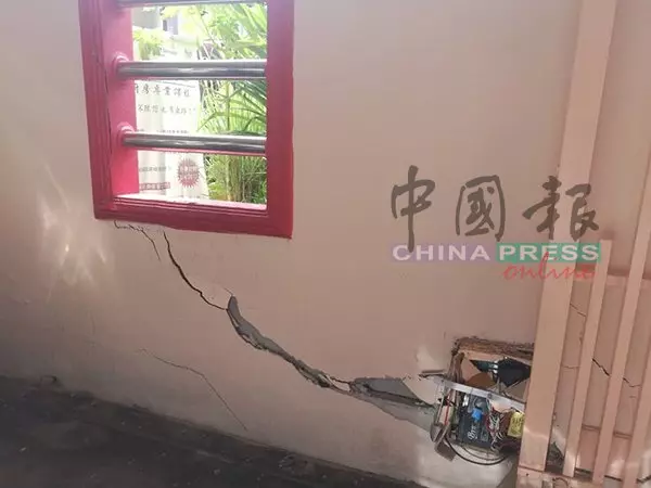 【Damansara快餐店外大件事!】6旬華裔公司董事闖大禍,路人圍觀嚇壞了!