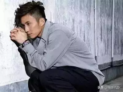 拋棄正妻放棄事業,追求賭王女兒同游歐洲,最終豪門夢碎一切成空