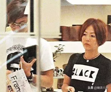 拋棄正妻放棄事業,追求賭王女兒同游歐洲,最終豪門夢碎一切成空
