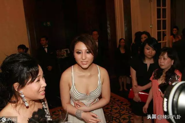 拋棄正妻放棄事業,追求賭王女兒同游歐洲,最終豪門夢碎一切成空