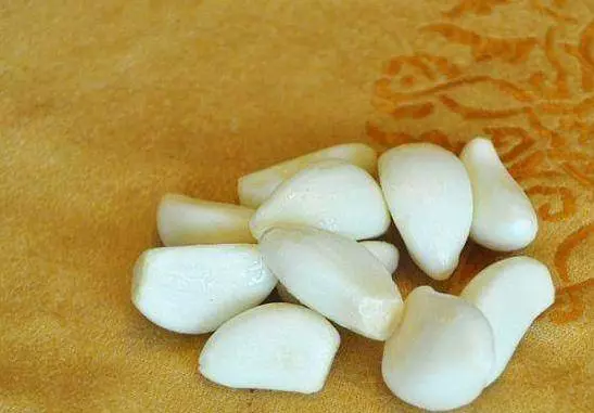 膝蓋痛【有救了】,僅需一顆大蒜,簡單易學,家有腰腿疼痛的人,收好