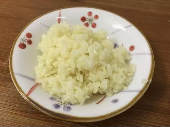 炸蒜蓉時,直接下鍋炸是不對的!很多人順序弄錯,難怪不香還發苦