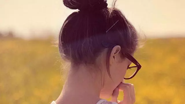 婆婆住院我提雞湯去探望,聽到她們的對話,氣得我把湯倒垃圾桶
