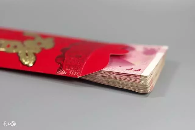 兩個哥哥家辦喜事,我故意一個給兩萬的份子錢,一個給五百