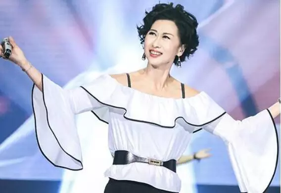 57歲葉倩文貌美優雅,與71歲老公差距太大,33歲的兒子比爸