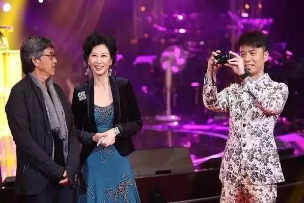 57歲葉倩文貌美優雅,與71歲老公差距太大,33歲的兒子比爸