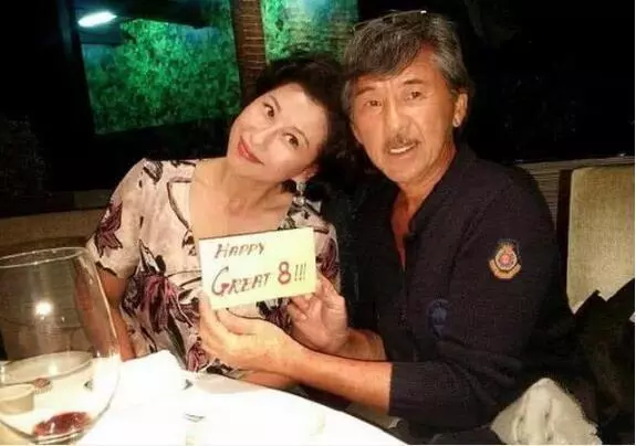 57歲葉倩文貌美優雅,與71歲老公差距太大,33歲的兒子比爸