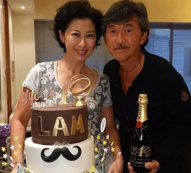 57歲葉倩文貌美優雅,與71歲老公差距太大,33歲的兒子比爸