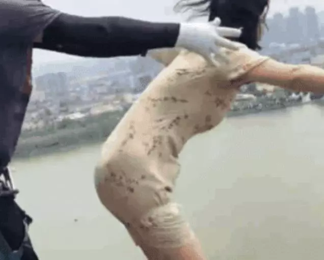 正妹穿裙子「蹦極」,跳下去的那一畫面很尷尬,網友:我什麼都沒看到!