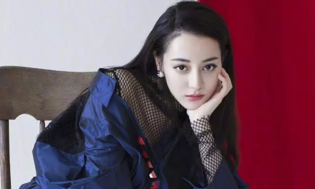迪麗熱巴自稱是家裡最醜的,看到她表姐的照片,我感覺戀愛了!