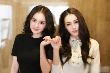 迪麗熱巴自稱是家裡最醜的,看到她表姐的照片,我感覺戀愛了!