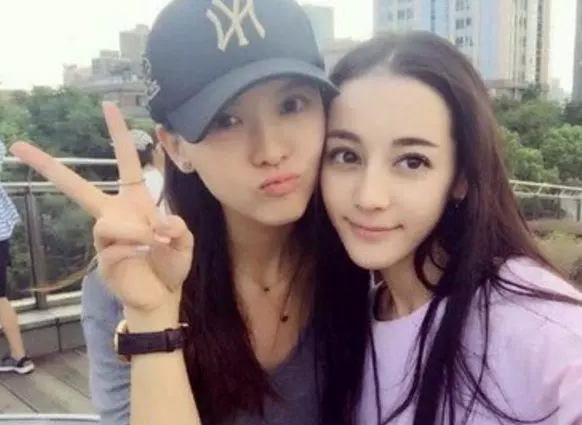 迪麗熱巴自稱是家裡最醜的,看到她表姐的照片,我感覺戀愛了!