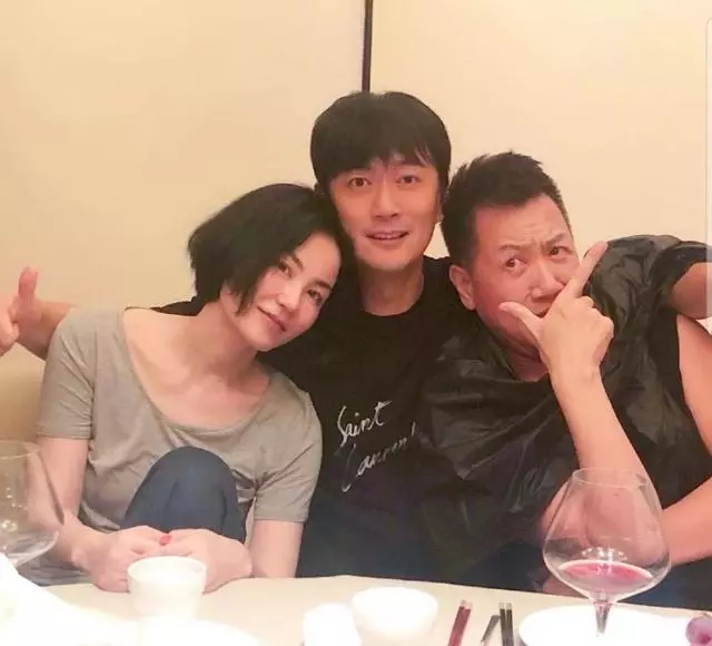 王菲復出造型曝光!「纖細身材小蠻腰」不輸年輕女星 50歲又抽又喝狀態依然良好 !