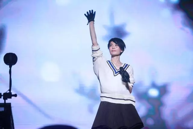 王菲復出造型曝光!「纖細身材小蠻腰」不輸年輕女星 50歲又抽又喝狀態依然良好 !