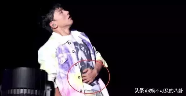 張傑演唱會身體突髮狀況,已被救護車送去醫院,謝娜陪同好傷心