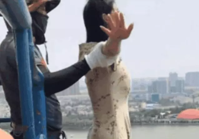 正妹穿裙子「蹦極」,跳下去的那一畫面很尷尬,網友:我什麼都沒看到!