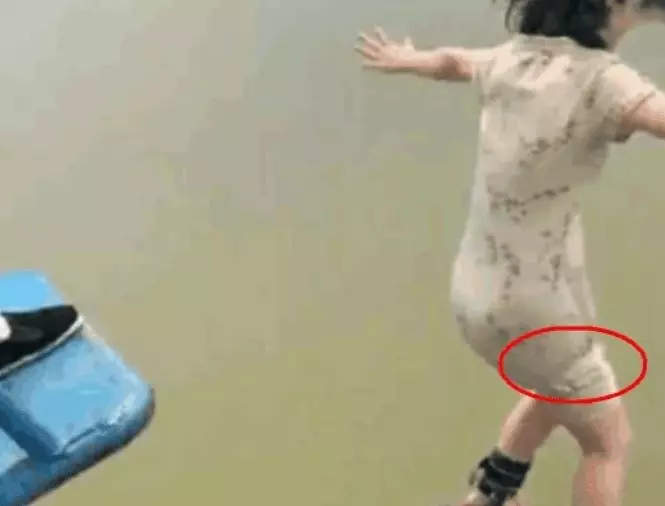 正妹穿裙子「蹦極」,跳下去的那一畫面很尷尬,網友:我什麼都沒看到!