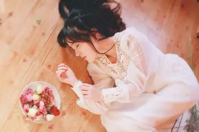 結婚當天親媽送上一輛車,我卻將窮大姨請上台,大叫一聲親媽!