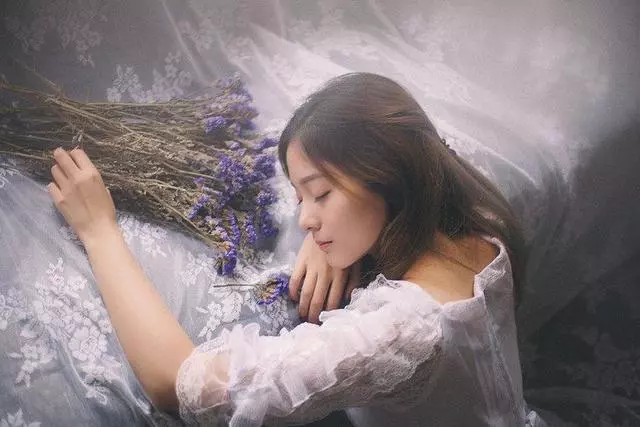 結婚當天親媽送上一輛車,我卻將窮大姨請上台,大叫一聲親媽!