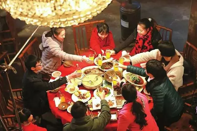 我懷孕三個月到婆家吃年夜飯,婆婆飯桌上一句話,讓我摔門回家!