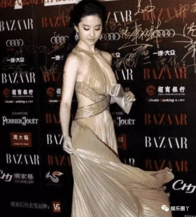 劉亦菲現身活動撈金,因穿著大膽引熱議,網友:小龍女形象蕩然無存!