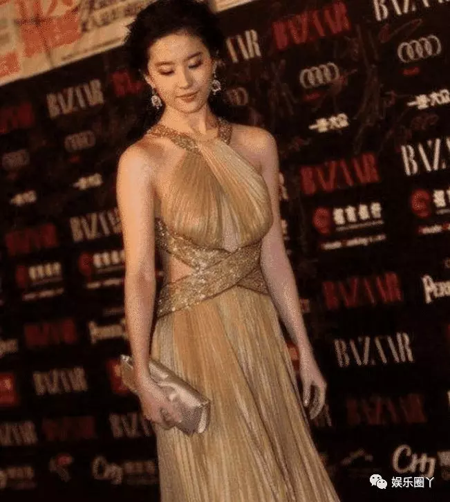 劉亦菲現身活動撈金,因穿著大膽引熱議,網友:小龍女形象蕩然無存!