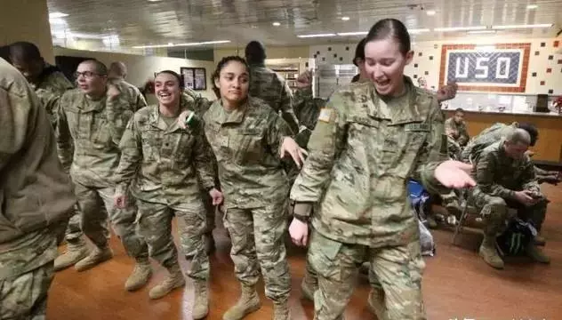 美軍航母出門前,為啥一定要帶500名女兵?少一個都不走!