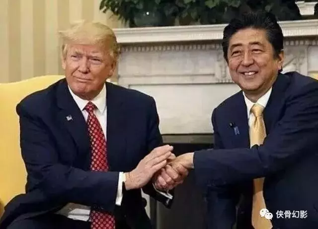 特朗普見各國領導人,對前三位都很傲嬌,唯獨對他彎下了腰!