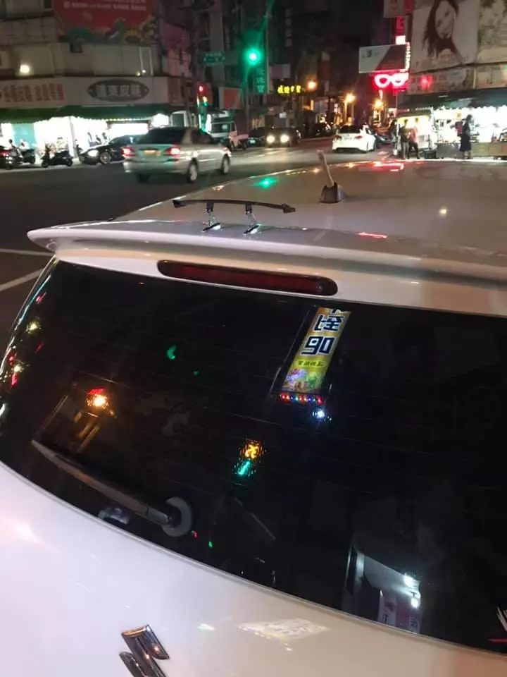 請女友上網訂一組汽車尾翼,收到商品笑到哭!網友:這麼幽默的女朋友哪裡找!