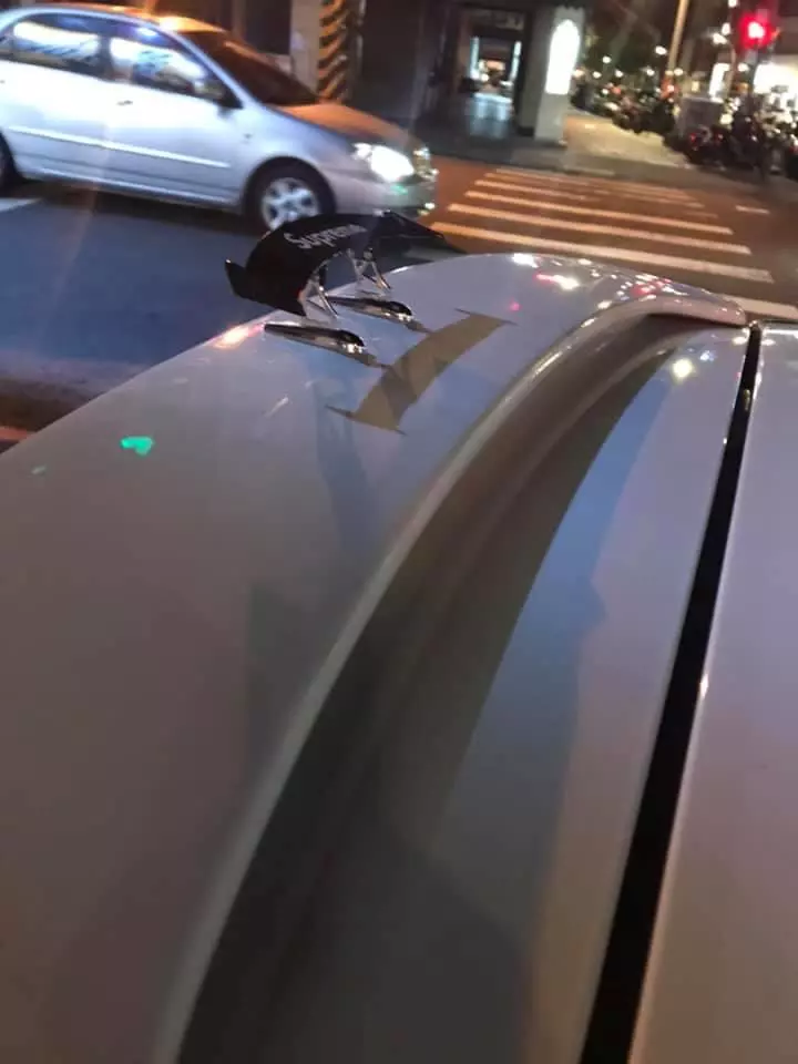 請女友上網訂一組汽車尾翼,收到商品笑到哭!網友:這麼幽默的女朋友哪裡找!