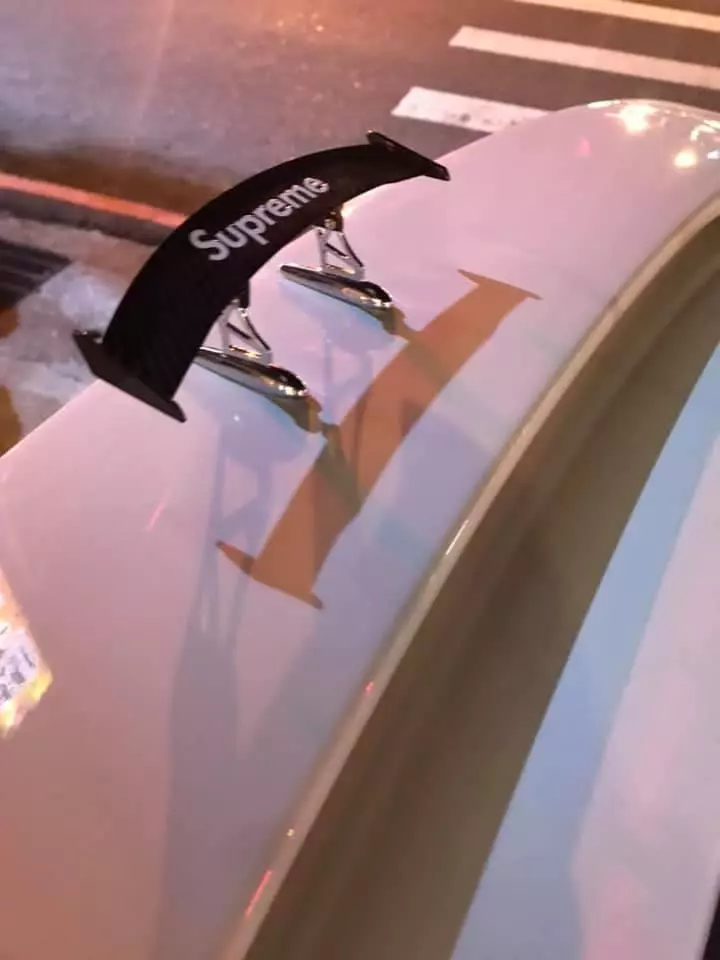 請女友上網訂一組汽車尾翼,收到商品笑到哭!網友:這麼幽默的女朋友哪裡找!
