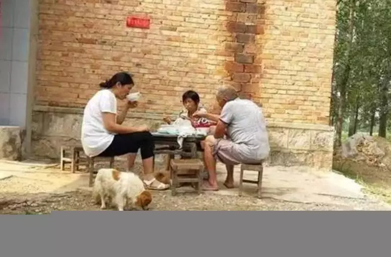 弟弟二婚,哥哥送2萬做賀禮,無意間聽到弟媳對話後,他不淡定了