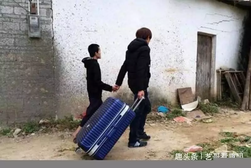 弟弟二婚,哥哥送2萬做賀禮,無意間聽到弟媳對話後,他不淡定了