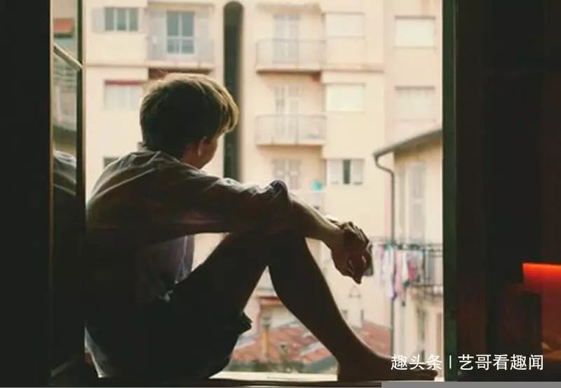 弟弟二婚,哥哥送2萬做賀禮,無意間聽到弟媳對話後,他不淡定了