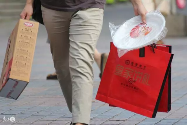 婆婆為了防止我給娘家拿東西,每次都以送我為藉口監督我