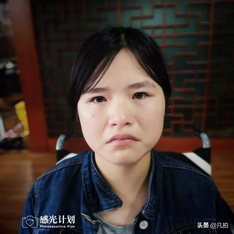 62歲父腦梗住院,39歲母精神病,17歲的我和7歲弟醫院蹭吃
