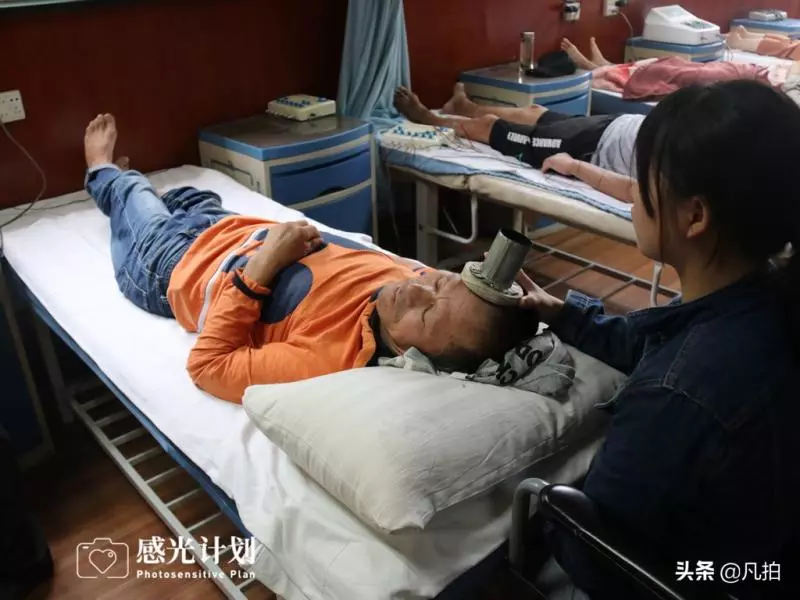 62歲父腦梗住院,39歲母精神病,17歲的我和7歲弟醫院蹭吃