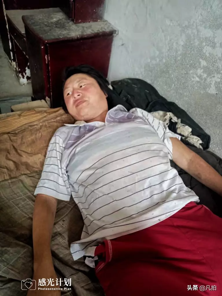 62歲父腦梗住院,39歲母精神病,17歲的我和7歲弟醫院蹭吃