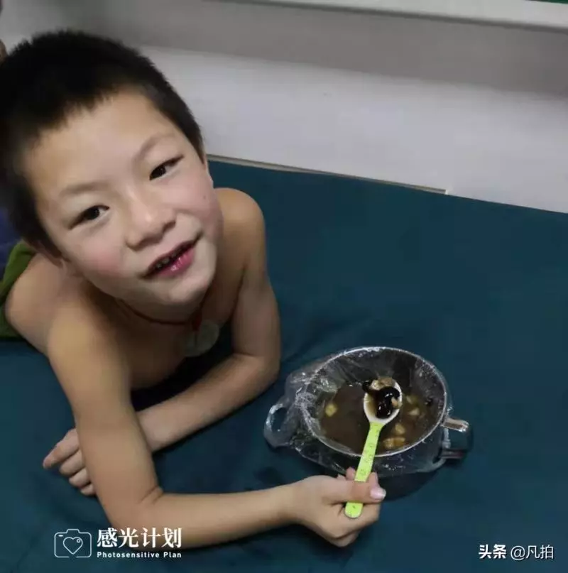 62歲父腦梗住院,39歲母精神病,17歲的我和7歲弟醫院蹭吃