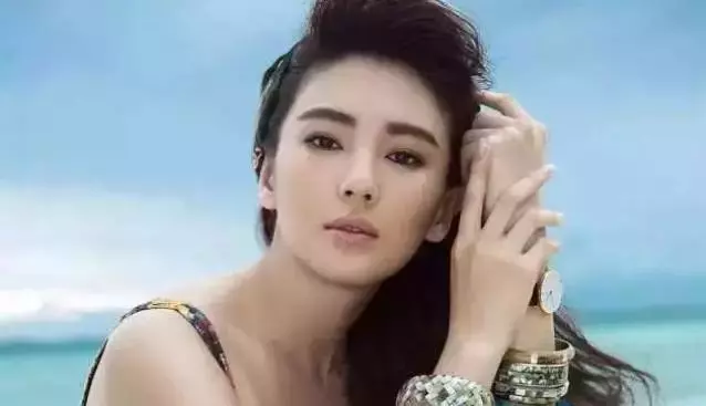 性感是她的通行證,嫁給導演後生下龍鳳胎,她依舊美若天仙!