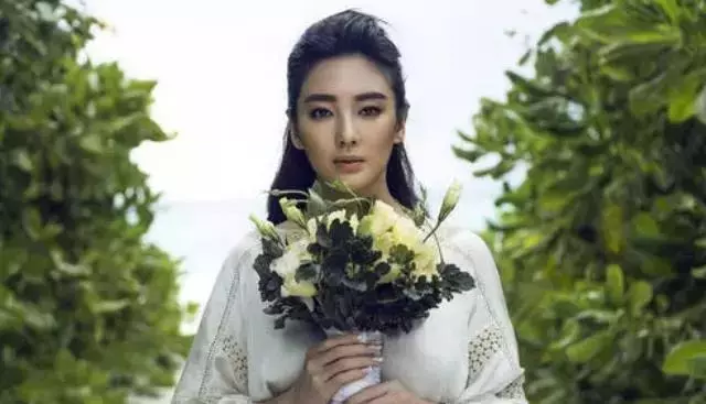 性感是她的通行證,嫁給導演後生下龍鳳胎,她依舊美若天仙!