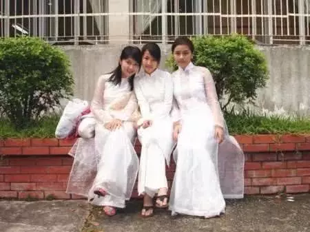 去越南旅遊時,當地美女拉著你不要拒絕,跟著走就對了!