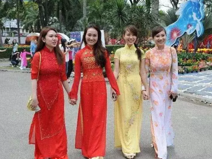 去越南旅遊時,當地美女拉著你不要拒絕,跟著走就對了!