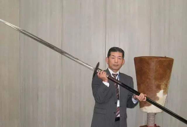 古人用的兵器, 為什麼現代人拿都拿不動? 道理很簡單!
