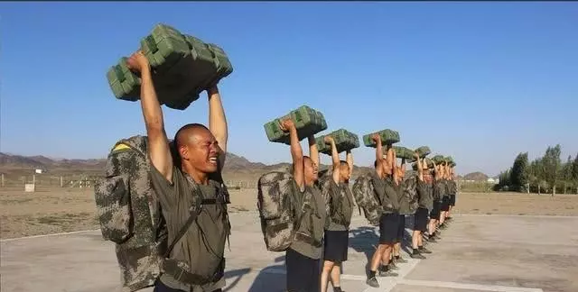 古人用的兵器, 為什麼現代人拿都拿不動? 道理很簡單!