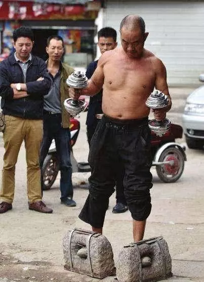 古人用的兵器, 為什麼現代人拿都拿不動? 道理很簡單!