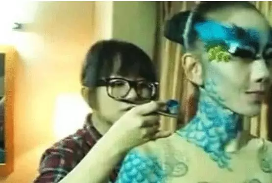 楊麗萍為舞台效果有多拼? 衣服都是畫上去的, 近距離簡直難以想像 !