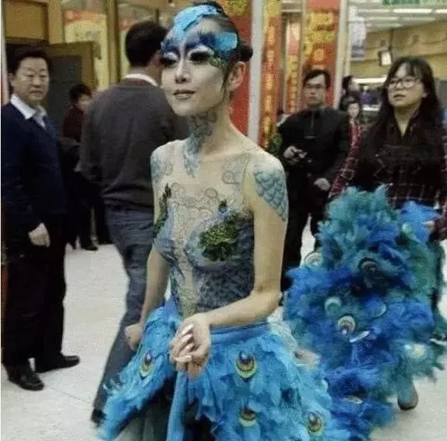 楊麗萍為舞台效果有多拼? 衣服都是畫上去的, 近距離簡直難以想像 !